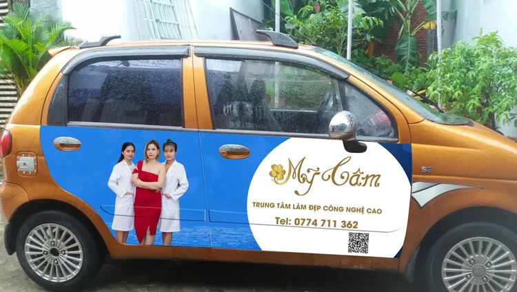 Thi công dán quảng cáo trên xe ô tô tại Saigon